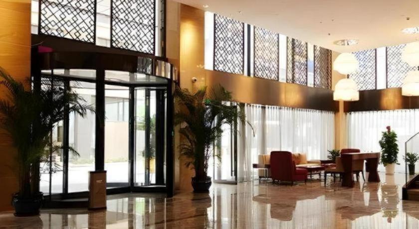 Manhattan Minhang Hotel